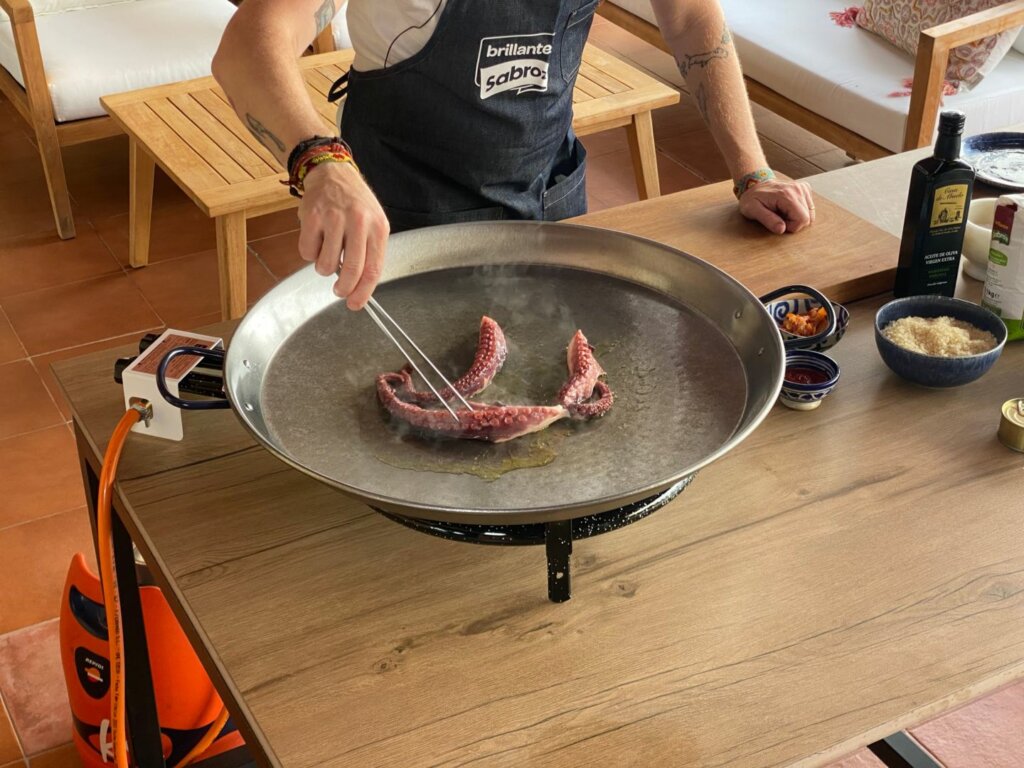 chef cocinando calamar en sartén