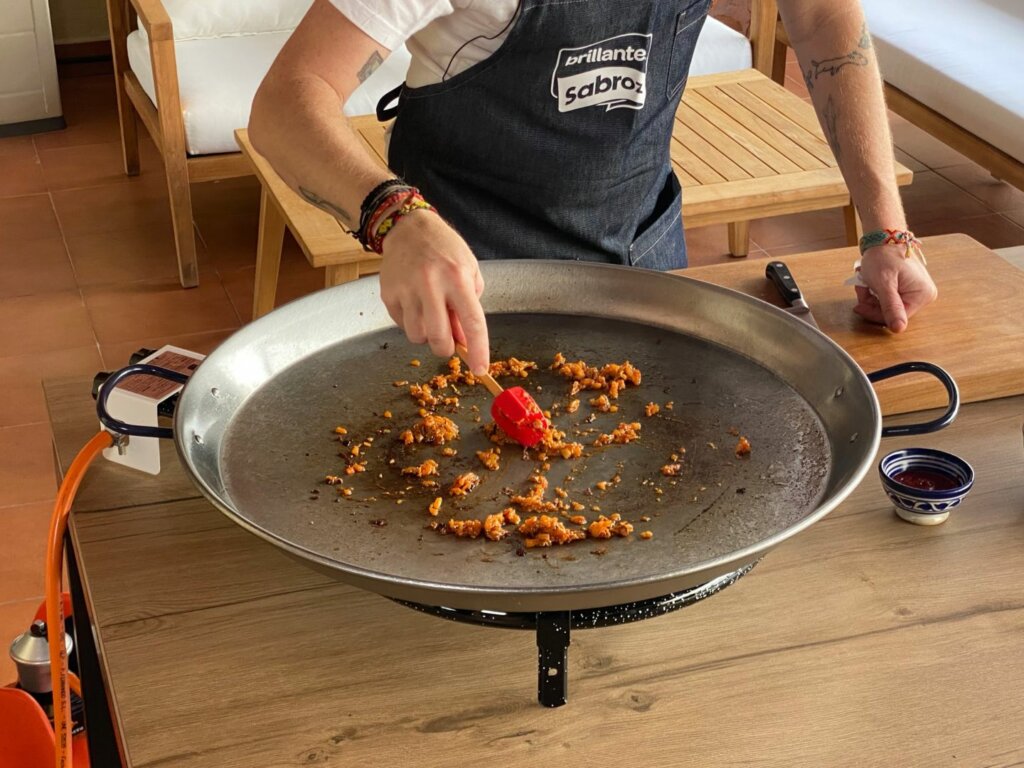 chef cocinando sofrito en sartén