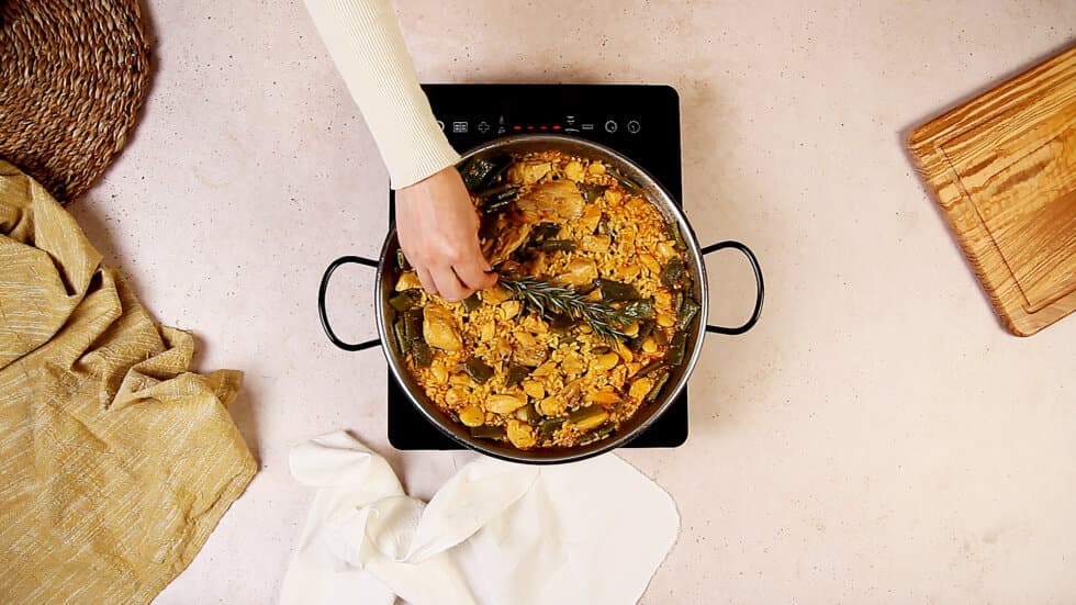 Receta paella valenciana paso 4 añadimos el romero y lo dejamos reposar 5 minutos