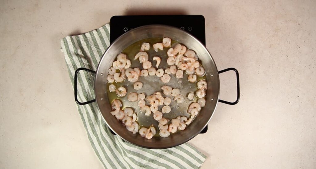 Receta de Arroz con sepia y gambas. Paso 3: Sofreír la sepia y las gambas