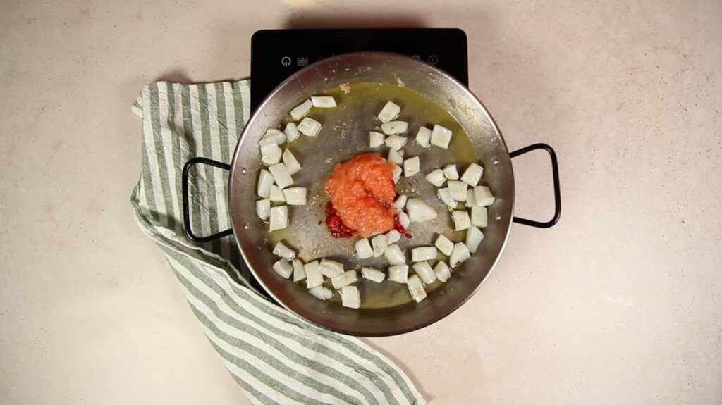 Receta de Arroz con sepia y gambas. Paso 4: Hacer sofrito de base