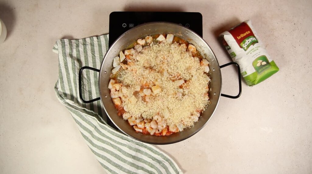 Receta de Arroz con sepia y gambas. Paso 5: Agregar el arroz y el caldo
