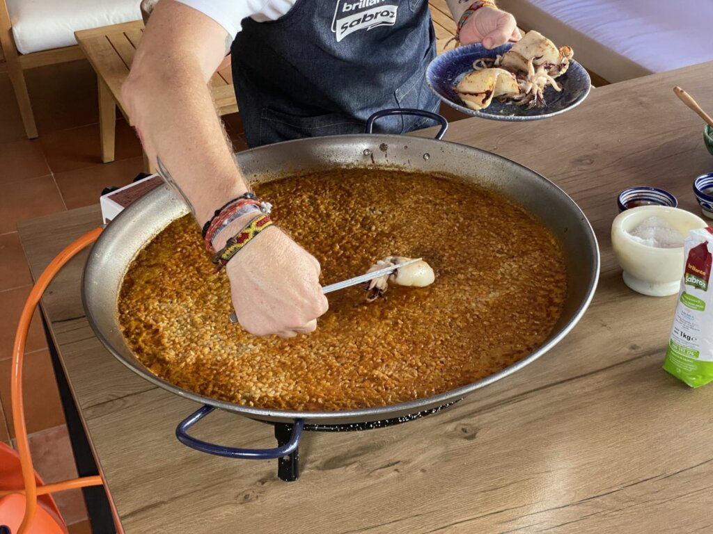 Dejamos el arroz 15 minutos cociendo y incorporamos los chocos por encima