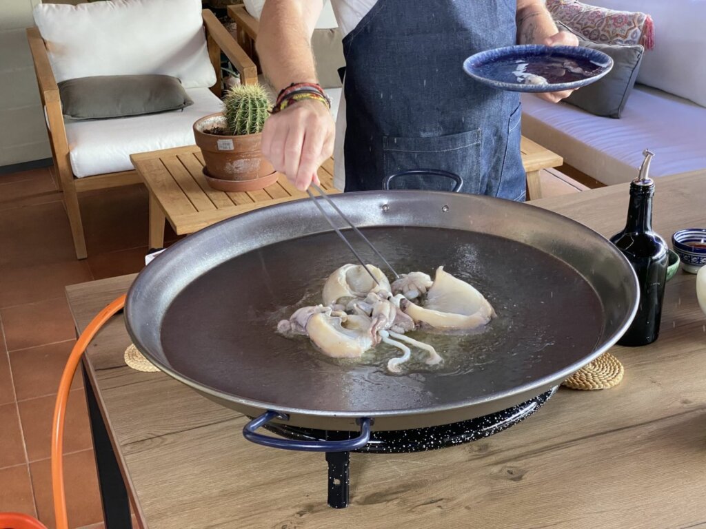 Limpiamos el choco y lo sofreimos en la paella