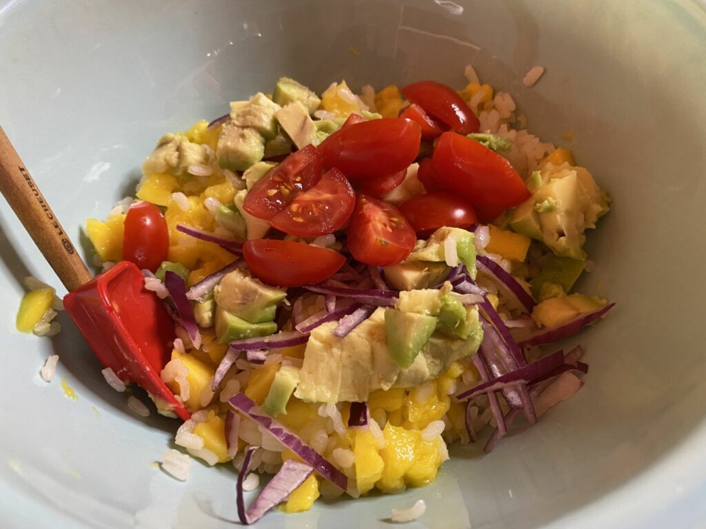 Ensalada de arroz con mango