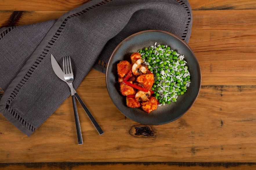 Guisantes con pollo, pimientos y champiñones