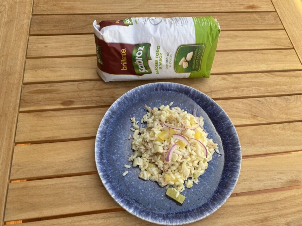 Ensalada de arroz con piña y curry