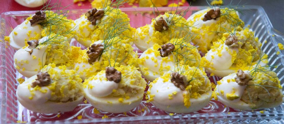 Huevos rellenos de arroz con mayonesa