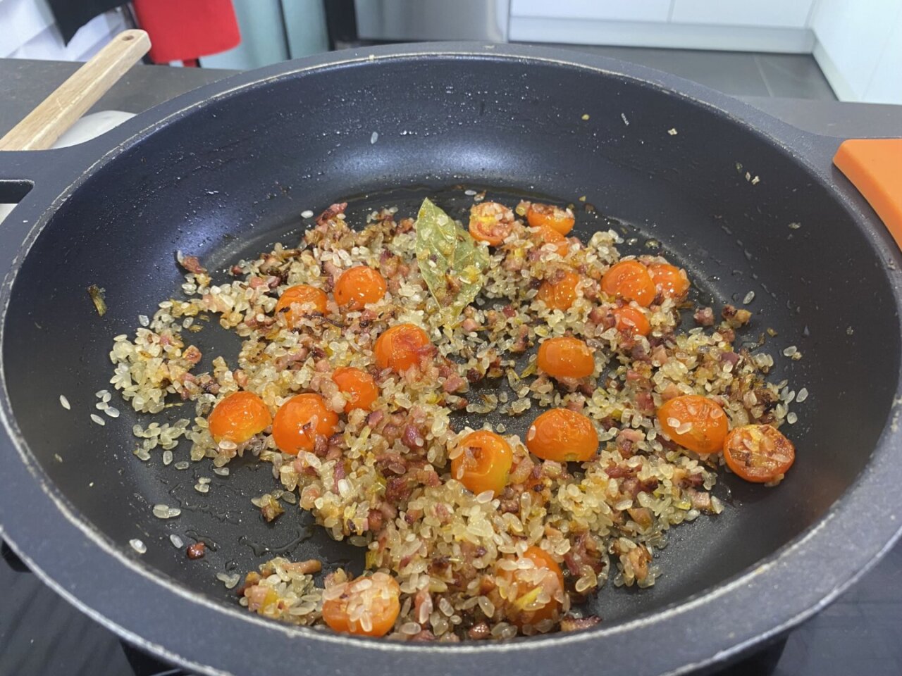 Sartén con sofrito y el Arroz Brillante Sabroz