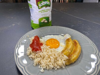 Arroz con plátano frito