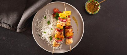 Brochetas de pollo con arroz Basmati