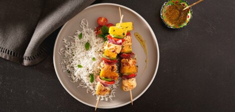 Brochetas de pollo con arroz Basmati