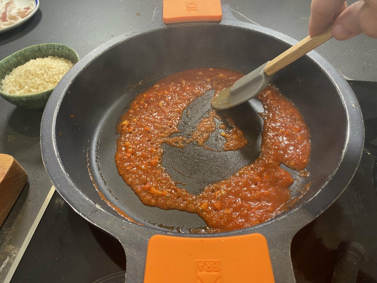 Salteamos los dientes de ajo e incorporamos el tomate