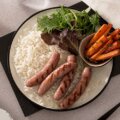 Arroz con salchichas y fritas de zanahorias