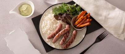 Arroz con salchichas y fritas de zanahorias