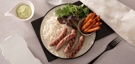 Arroz con salchichas y fritas de zanahorias