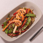 Brochetas de langostinos y verduritas estilo oriental con arroz y chía