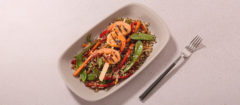 Brochetas de langostinos y verduritas estilo oriental con arroz y chía