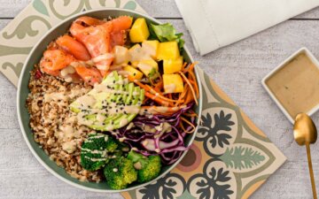 Buddha bowl de salmón ahumado, arroz integral con quinoa y aliño de tahini