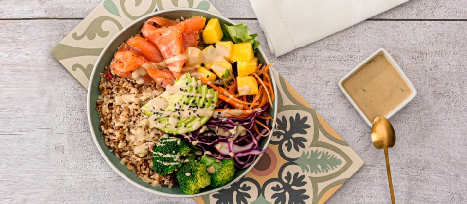 Buddha bowl de salmón ahumado, arroz integral con quinoa y aliño de tahini