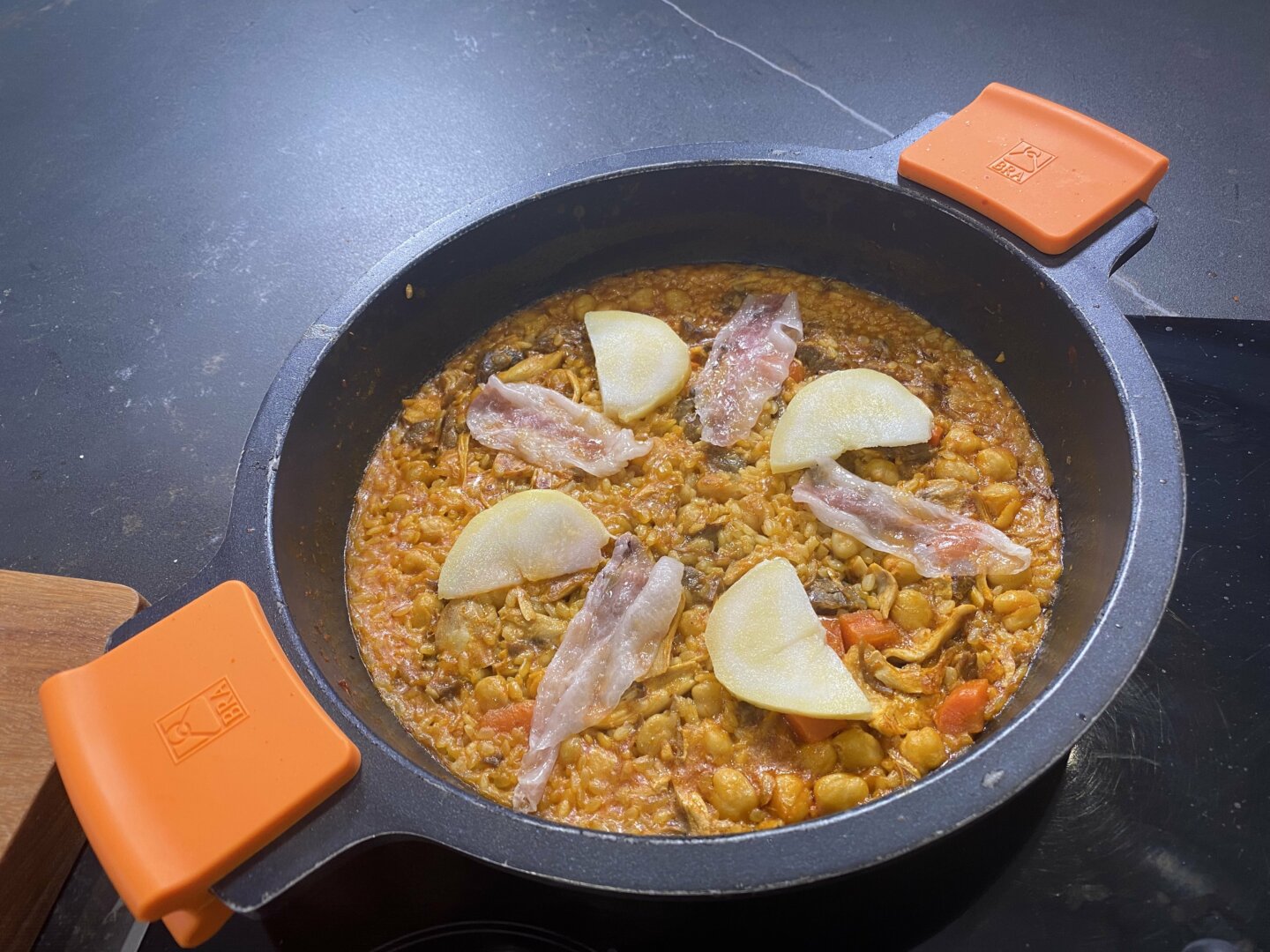 Arroz de cocido madrileño preparado en la sartén