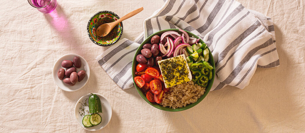 Ensalada griega con quinoa integral