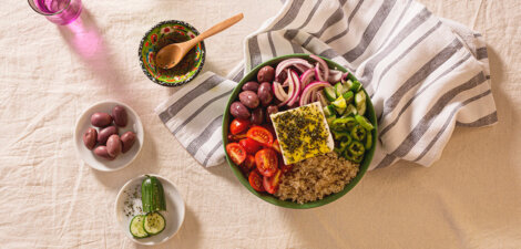 Ensalada griega con quinoa integral