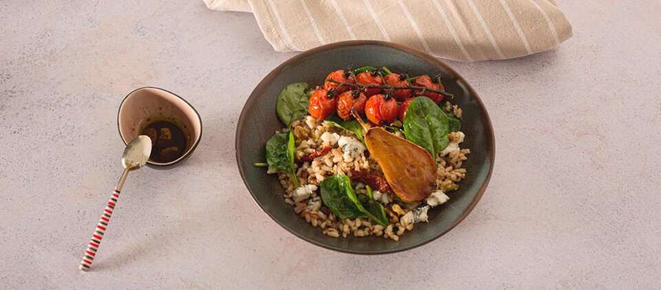 Ensalada templada de pera y queso azul con arroz integral