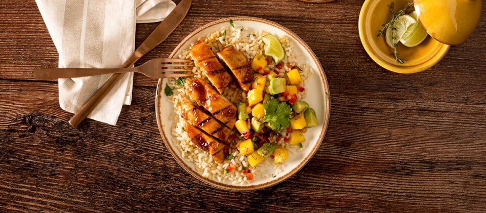 Pechuga de pollo glaseada con ensaladilla de frutas y pico de gallo
