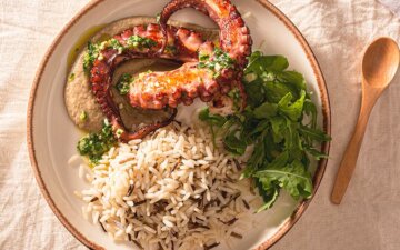 Pulpo a la plancha con melitzanosalata y arroz salvaje