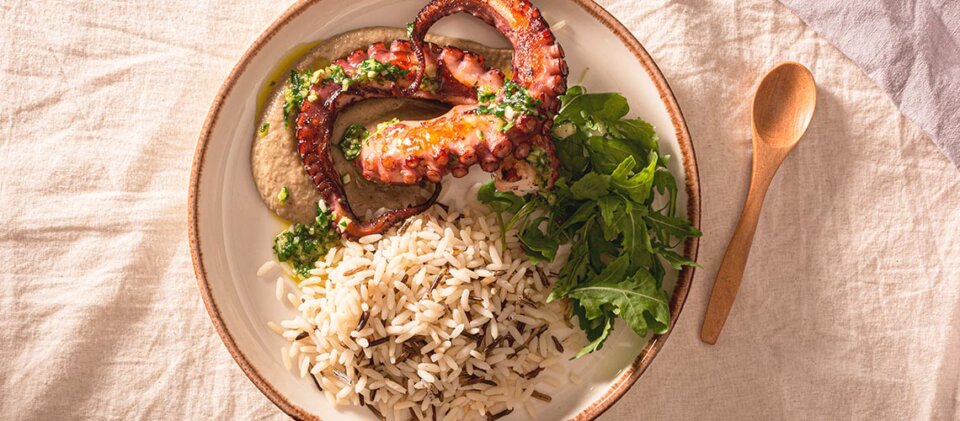 Pulpo a la plancha con melitzanosalata y arroz salvaje
