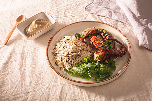 Pulpo plancha con melitzanosalata y arroz salvaje