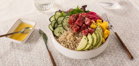 Quinoa poke de atún