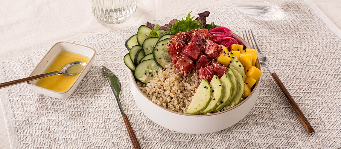 Quinoa poke de atún