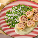 Rollitos de tortilla y jamón con guisantes