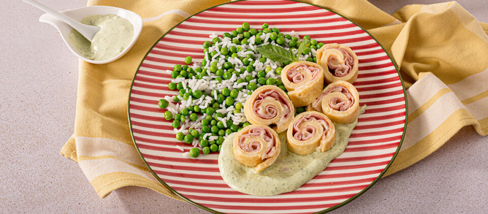 Rollitos de tortilla y jamón con guisantes