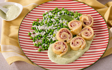 Rollitos de tortilla y jamón con guisantes
