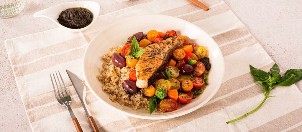 Salmón con tomatitos al pesto y quinoa integral