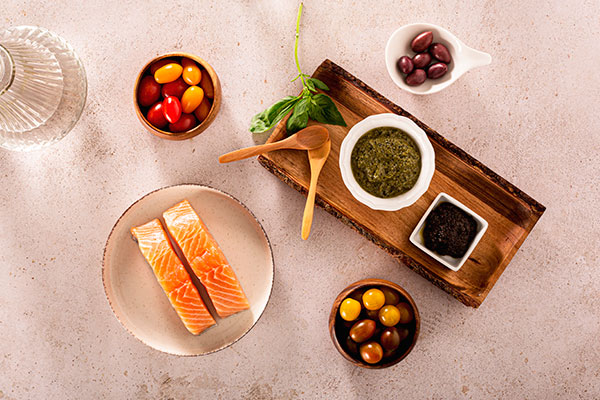 Salmón con tomatitos al pesto y quinoa integral