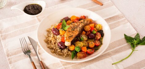 Salmón con tomatitos al pesto y quinoa integral