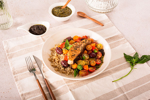 Salmón con tomatitos al pesto y quinoa integral