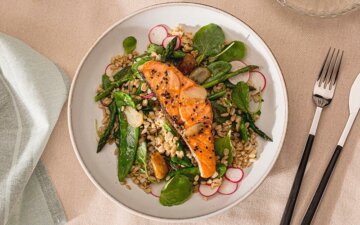 Salmón con limón y agave, verduritas y avena
