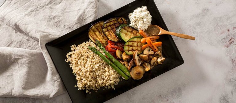 Foto de Verduras a la parrilla con quinoa, queso y majada de nueces