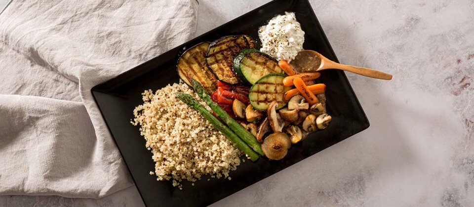 Verduras a la parrilla con quinoa, queso y majada de nueces