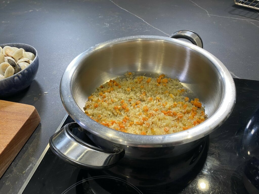 Añadimos la zanahoria picada y el arroz
