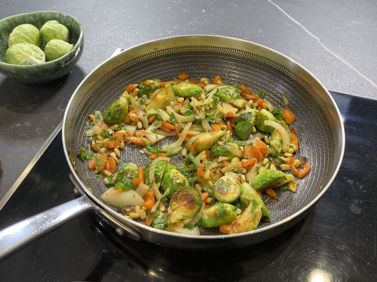 Añadimos piñones, ajo, cebolleta, albahaca y cilantro