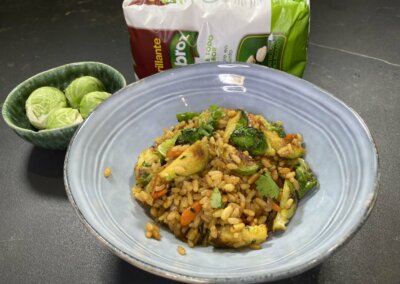 Arroz frito con coles de Bruselas