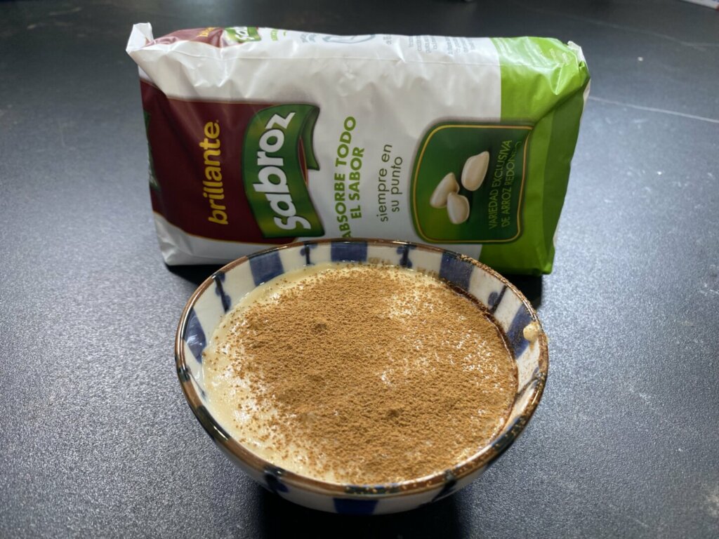 Plato de arroz con leche con mazapán