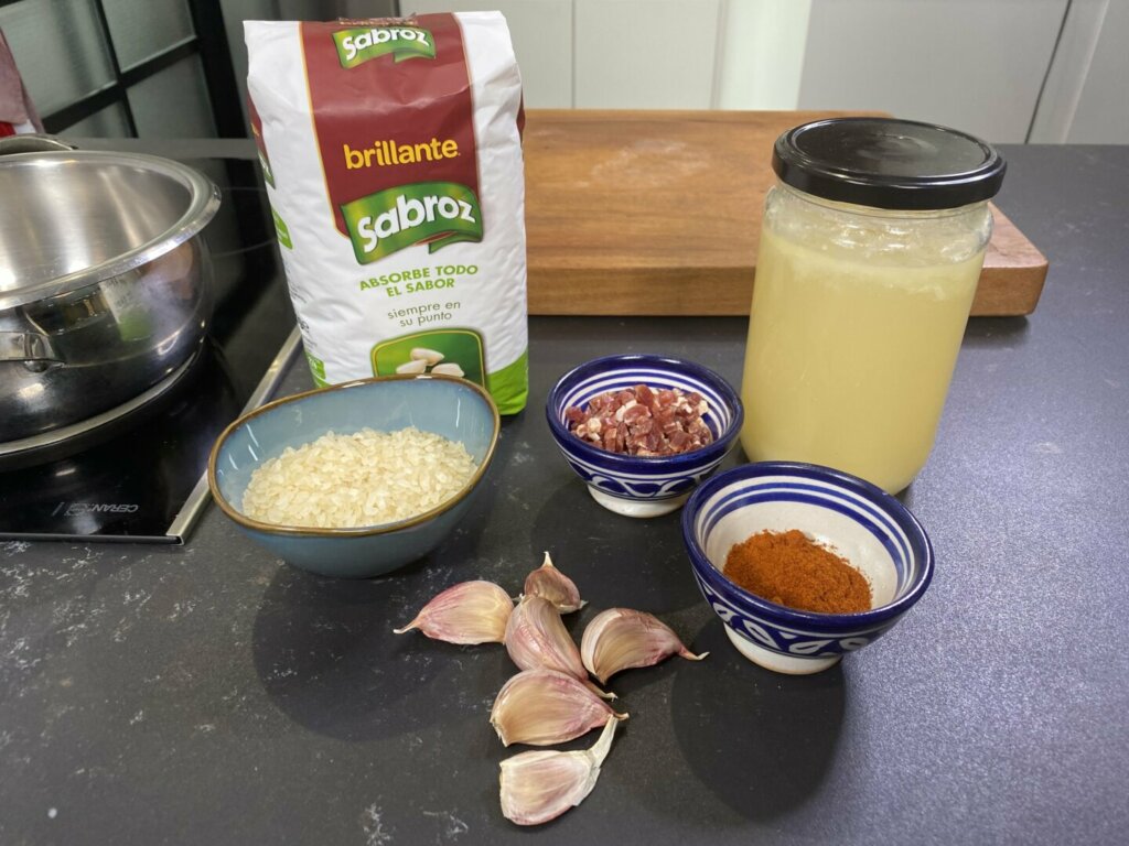 Ingredientes para hacer sopa de ajo con arroz