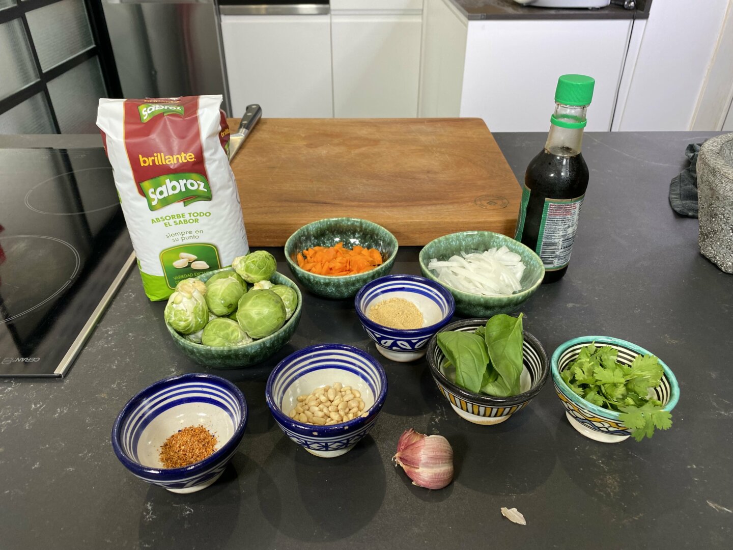 Ingredientes para hacer arroz con coles de Bruselas